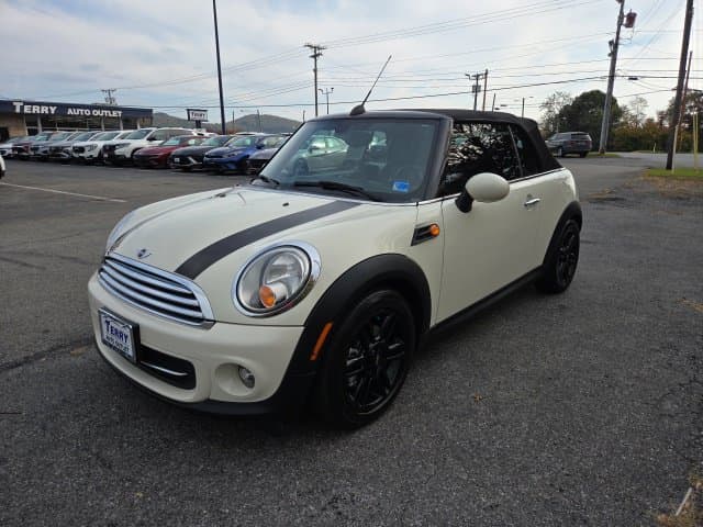 2015 MINI Cooper Base Photo in Lynchburg VA 24502