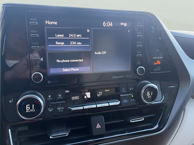 Pre-Owned 2021 Toyota Highlander XLE - photo - 12