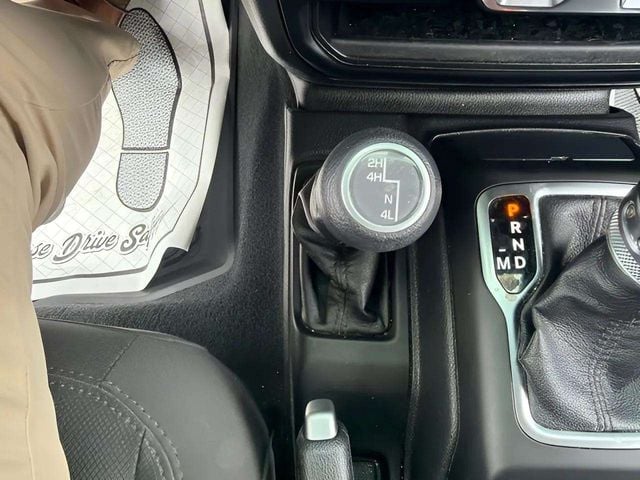 Pre-Owned 2023 Jeep Gladiator Sport S - photo - 15