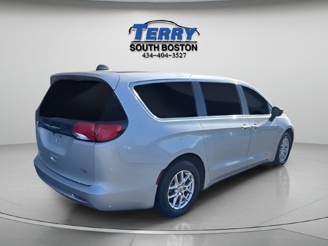 Pre-Owned 2024 Chrysler Voyager LX - photo - 6