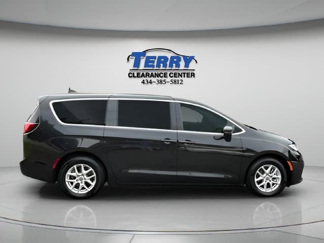 Pre-Owned 2023 Chrysler Pacifica Touring L - photo - 0