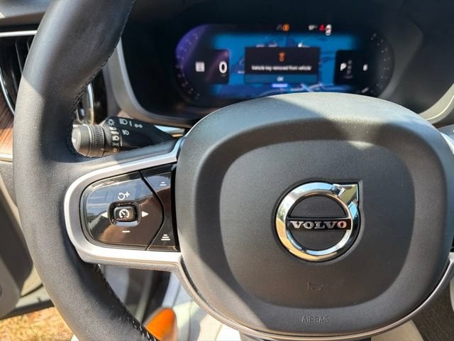 Pre-Owned 2023 Volvo XC60 B5 Plus Dark Theme - photo - 12