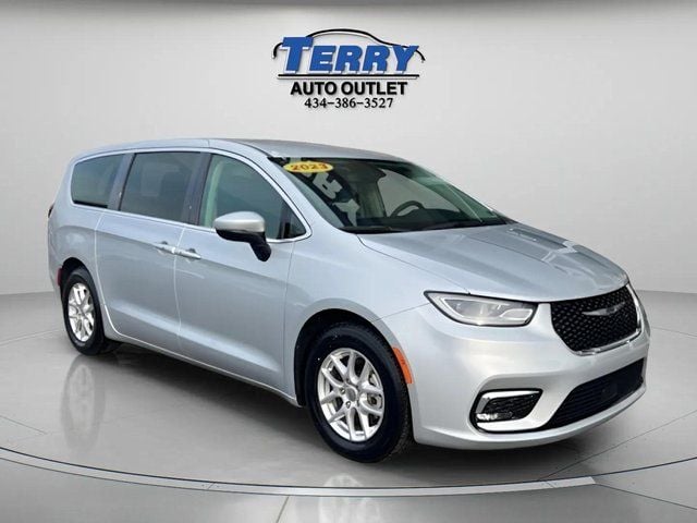 Pre-Owned 2023 Chrysler Pacifica Touring L - photo - 1