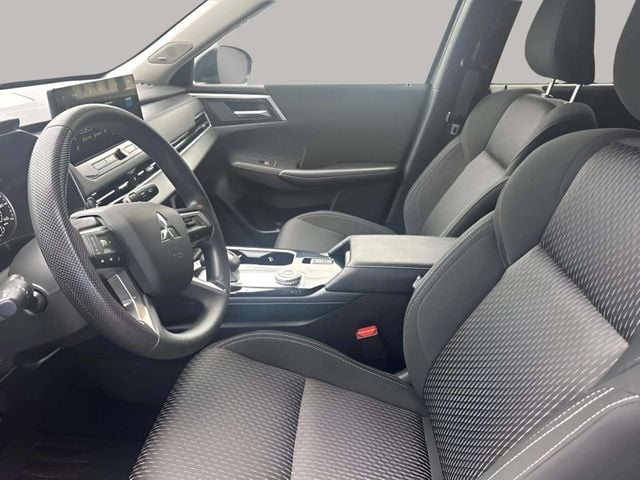 Pre-Owned 2025 Mitsubishi Outlander ES - photo - 18