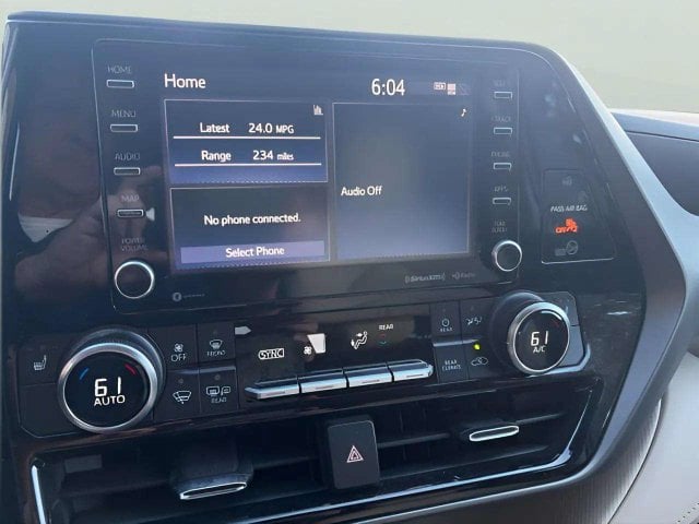 Pre-Owned 2021 Toyota Highlander XLE - photo - 12