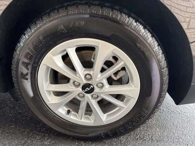 Pre-Owned 2024 Kia Carnival LX - photo - 12