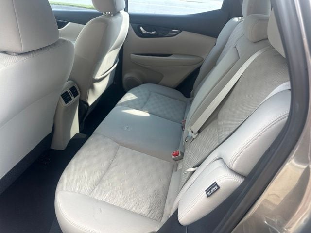 Pre-Owned 2020 Nissan Rogue Sport SV - photo - 13
