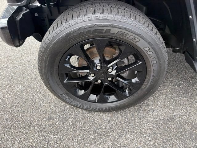 Pre-Owned 2022 Jeep Gladiator Overland - photo - 31