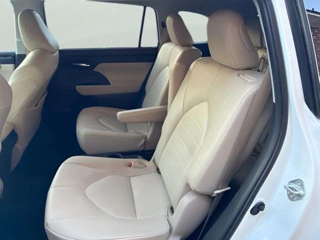 Pre-Owned 2021 Toyota Highlander XLE - photo - 7