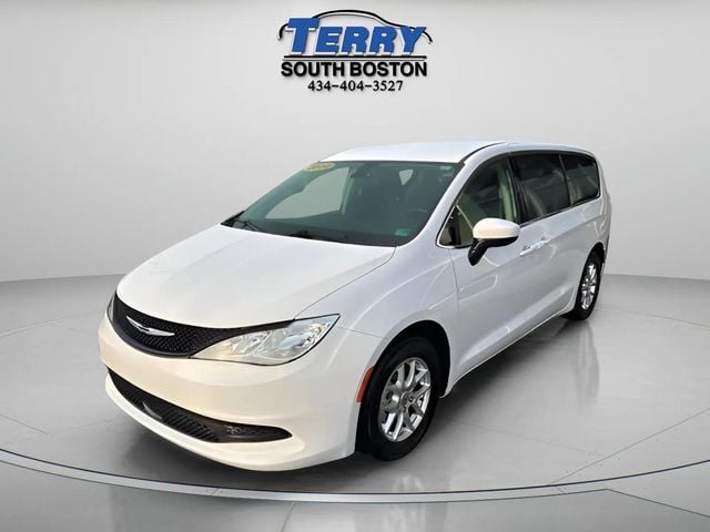 Pre-Owned 2022 Chrysler Voyager LX - photo - 3