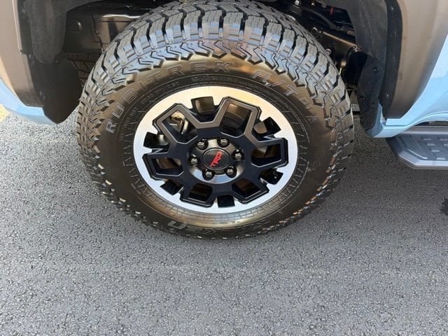 Pre-Owned 2025 Toyota 4Runner TRD Off-Road - photo - 27
