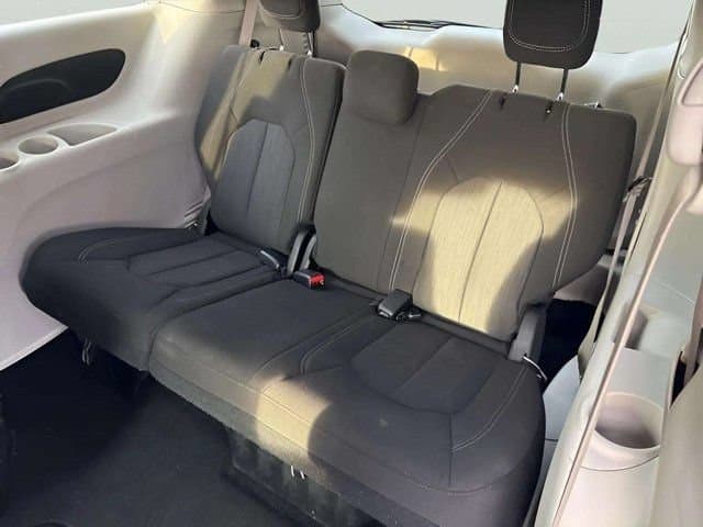 Pre-Owned 2022 Chrysler Voyager LX - photo - 9