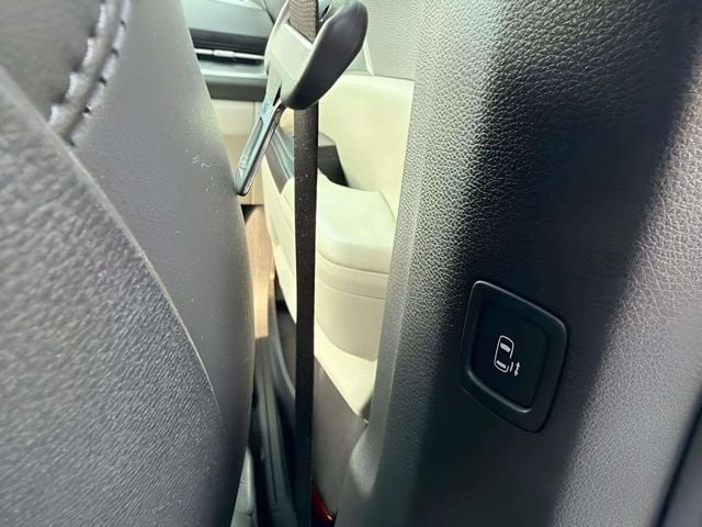 Pre-Owned 2024 Kia Carnival LX - photo - 26