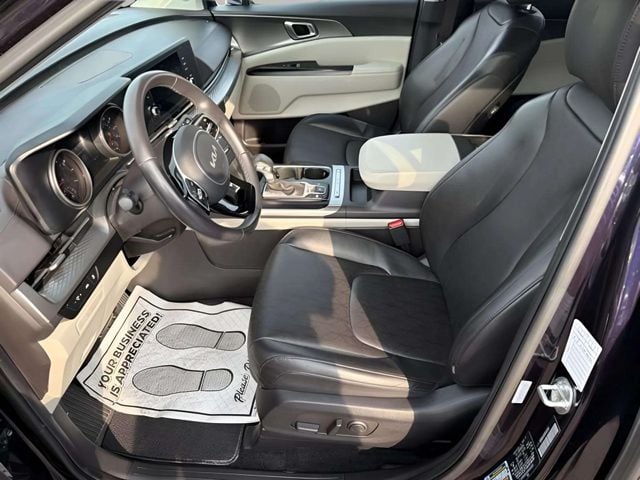Pre-Owned 2024 Kia Carnival LX - photo - 11
