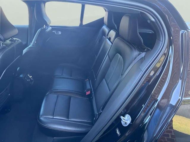Pre-Owned 2023 Volvo XC40 B4 Core - photo - 10
