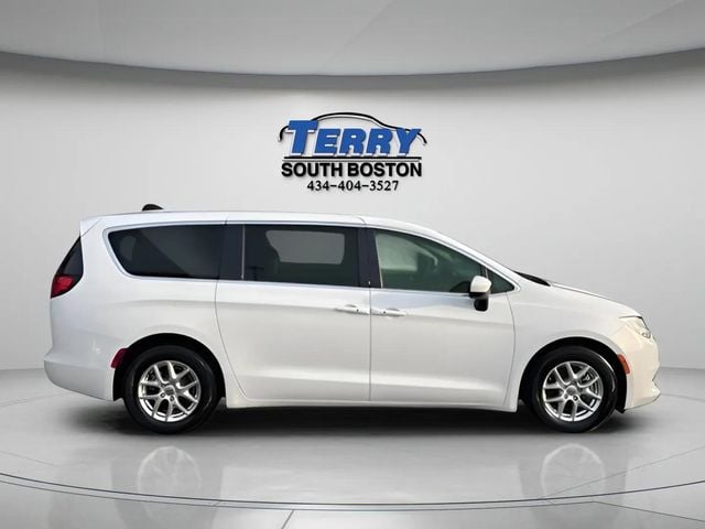 Pre-Owned 2022 Chrysler Voyager LX - photo - 0