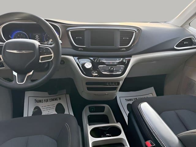 Pre-Owned 2022 Chrysler Voyager LX - photo - 11
