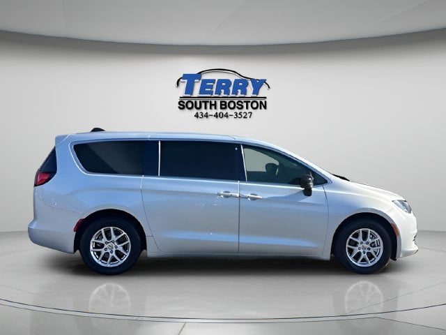 Pre-Owned 2024 Chrysler Voyager LX - photo - 0