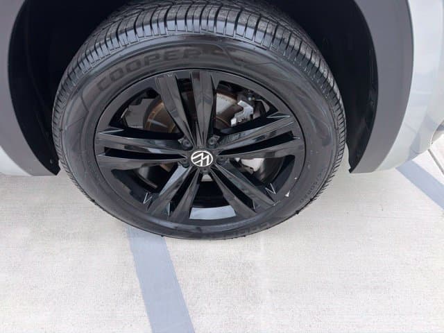 Pre-Owned 2023 Volkswagen Atlas 3.6L V6 SEL R-Line - photo - 28