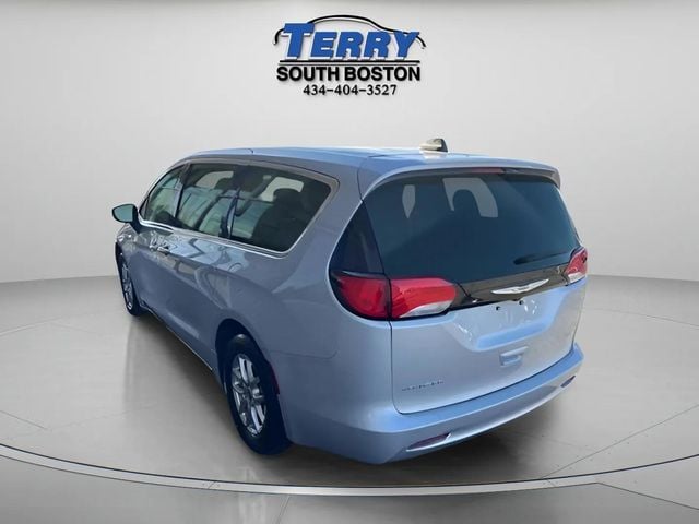Pre-Owned 2024 Chrysler Voyager LX - photo - 4