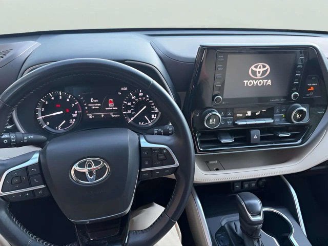Pre-Owned 2021 Toyota Highlander XLE - photo - 11