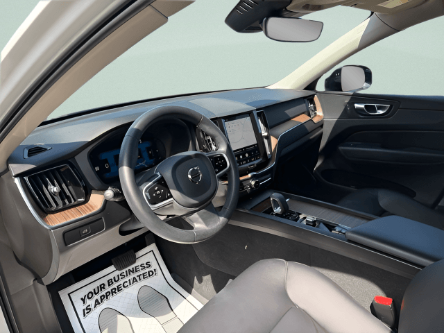 Pre-Owned 2023 Volvo XC60 B5 Plus Dark Theme - photo - 3
