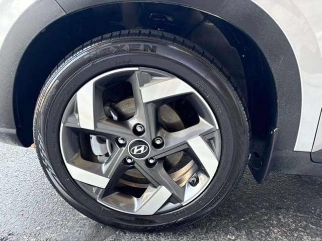 Pre-Owned 2025 Hyundai Venue SEL - photo - 11