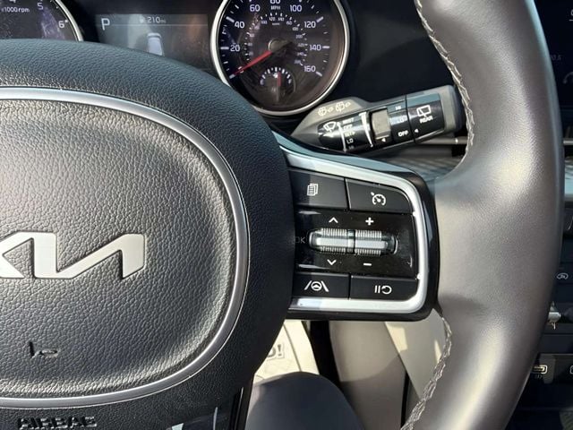 Pre-Owned 2024 Kia Carnival LX - photo - 12