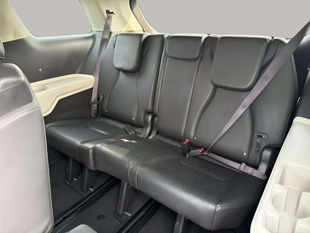 Pre-Owned 2024 Kia Carnival LX - photo - 3