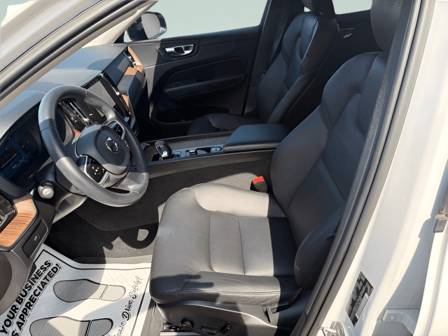 Pre-Owned 2023 Volvo XC60 B5 Plus Dark Theme - photo - 4