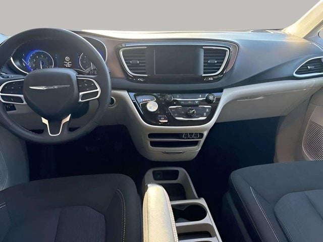 Pre-Owned 2024 Chrysler Voyager LX - photo - 7