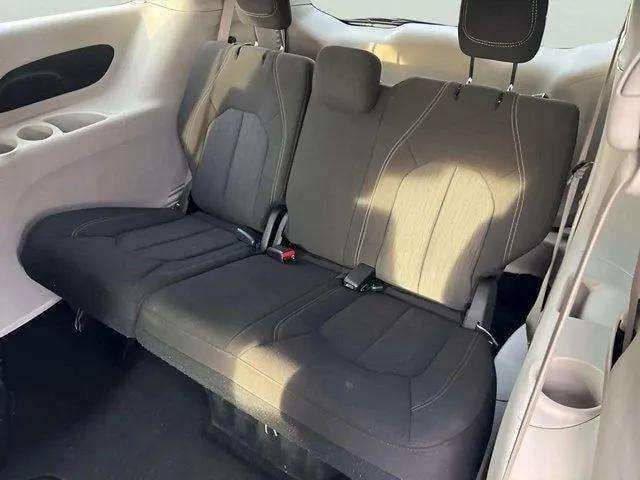 Pre-Owned 2022 Chrysler Voyager LX - photo - 9
