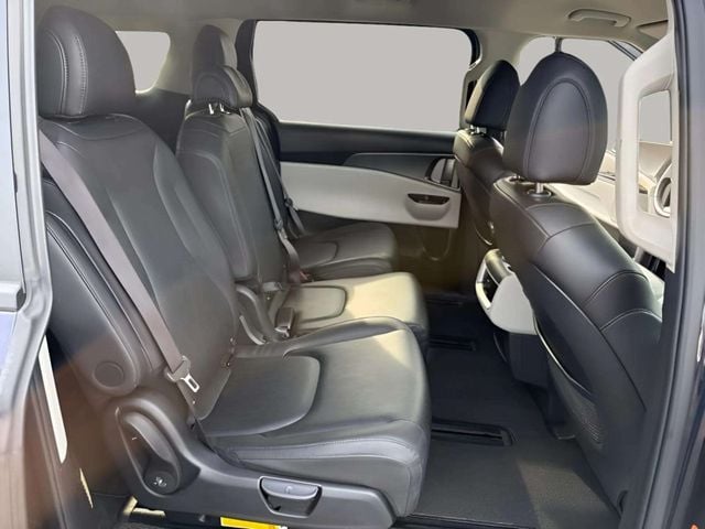 Pre-Owned 2024 Kia Carnival LX - photo - 20