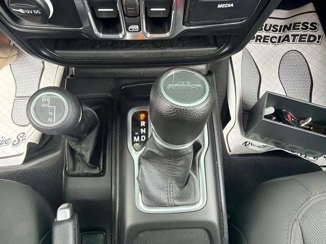 Pre-Owned 2023 Jeep Gladiator Sport S - photo - 16