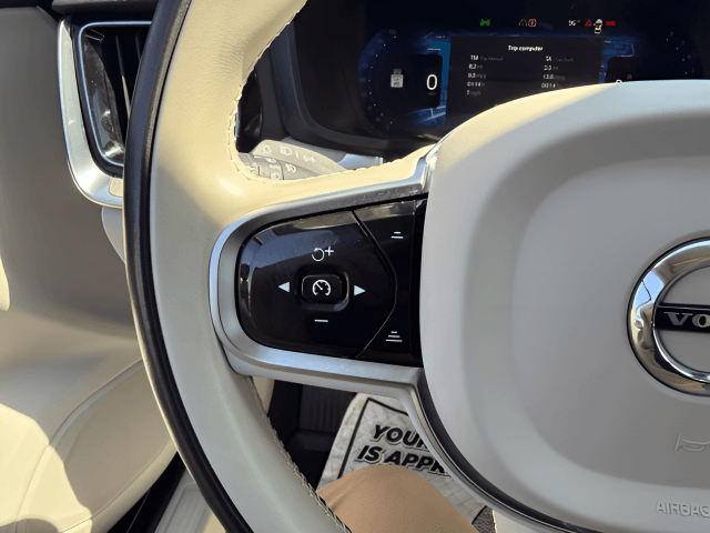 Pre-Owned 2024 Volvo S60 B5 Plus Dark Theme - photo - 13