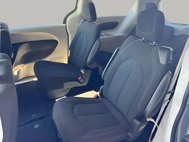 Pre-Owned 2024 Chrysler Voyager LX - photo - 8