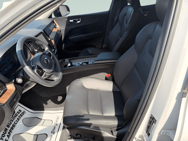 Pre-Owned 2023 Volvo XC60 B5 Plus Dark Theme - photo - 4