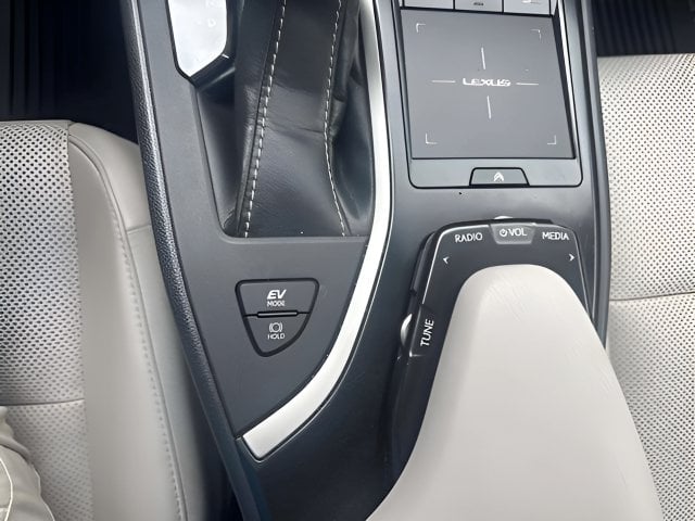 Pre-Owned 2019 Lexus UX 250h Base - photo - 12