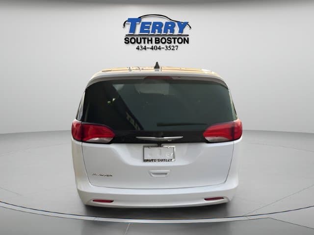 Pre-Owned 2022 Chrysler Voyager LX - photo - 5