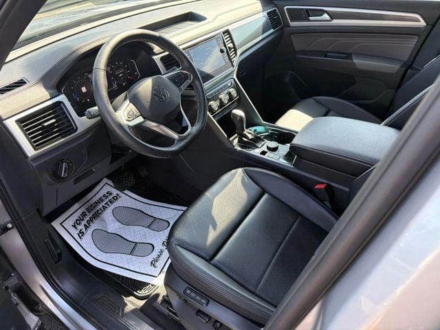Pre-Owned 2023 Volkswagen Atlas Cross Sport 3.6L V6 SEL - photo - 3