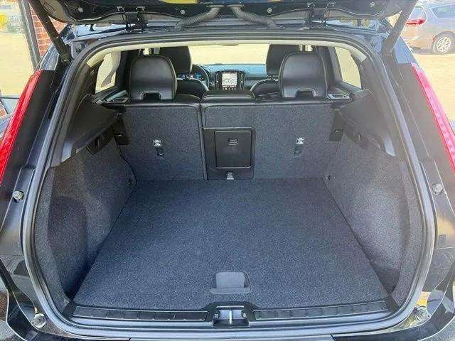 Pre-Owned 2023 Volvo XC40 B4 Core - photo - 9