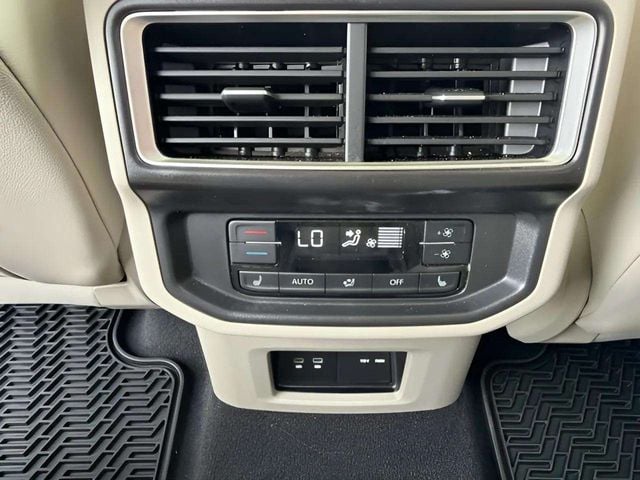 Pre-Owned 2025 Volkswagen Atlas 2.0T SEL Premium R-Line - photo - 8