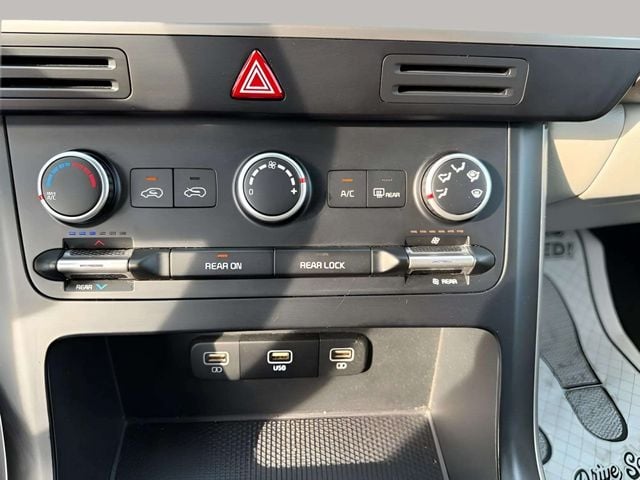 Pre-Owned 2024 Kia Carnival LX - photo - 19
