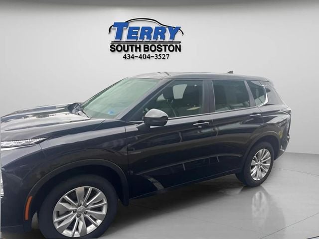 Pre-Owned 2025 Mitsubishi Outlander ES - photo - 2