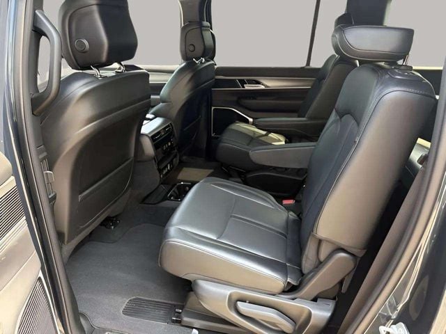 Pre-Owned 2025 Jeep Wagoneer Series III - photo - 33