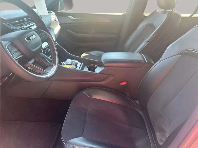 Pre-Owned 2025 Jeep Grand Cherokee Altitude - photo - 13