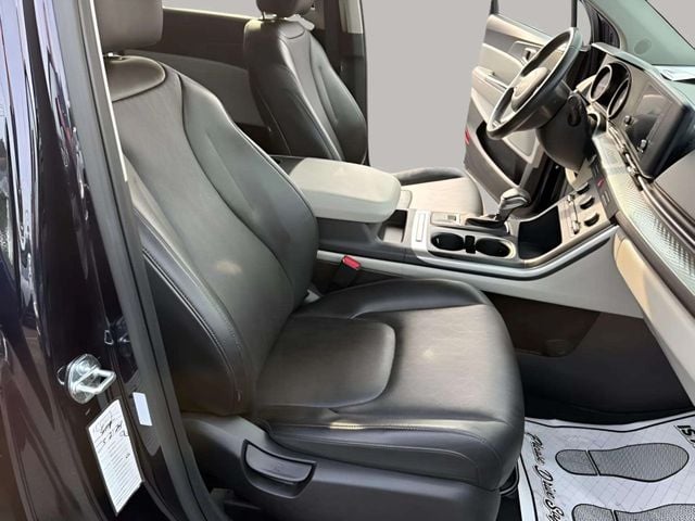 Pre-Owned 2024 Kia Carnival LX - photo - 18
