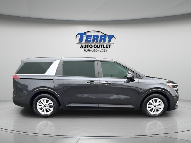 Pre-Owned 2024 Kia Carnival LX - photo - 0